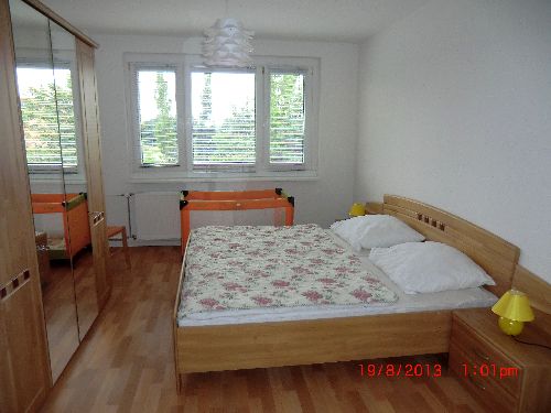Schlafzimmer mit Doppel- und Kinderbett